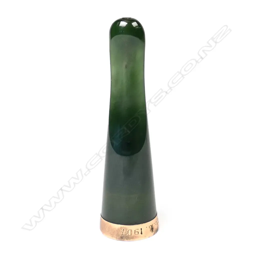 Adolph Kohn (Auckland) 9ct gold and greenstone cigar holder, Image 1++